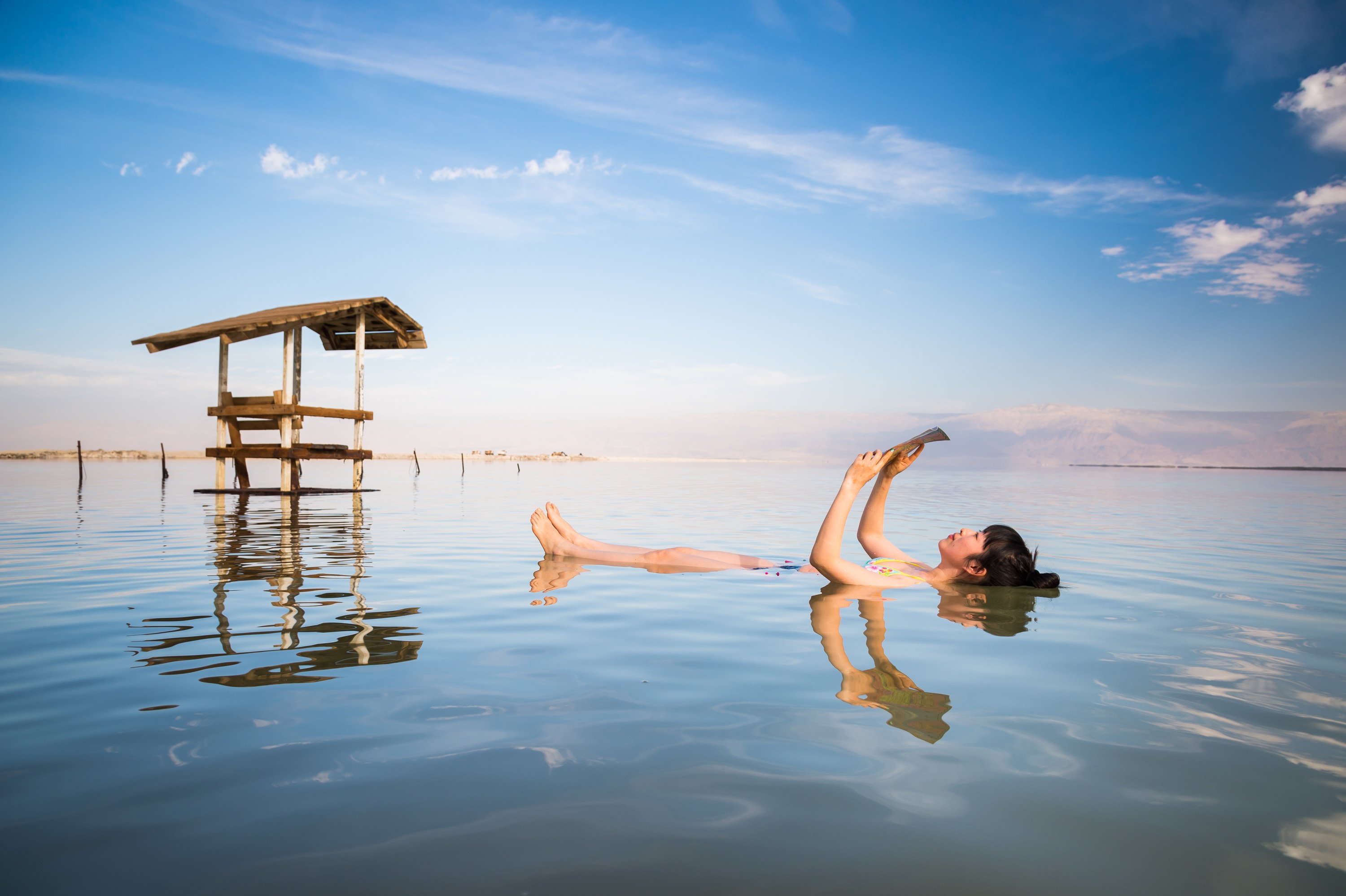 Лежать в соленой воде. Соленое озеро в Израиле. Соленое озеро Мертвое море.