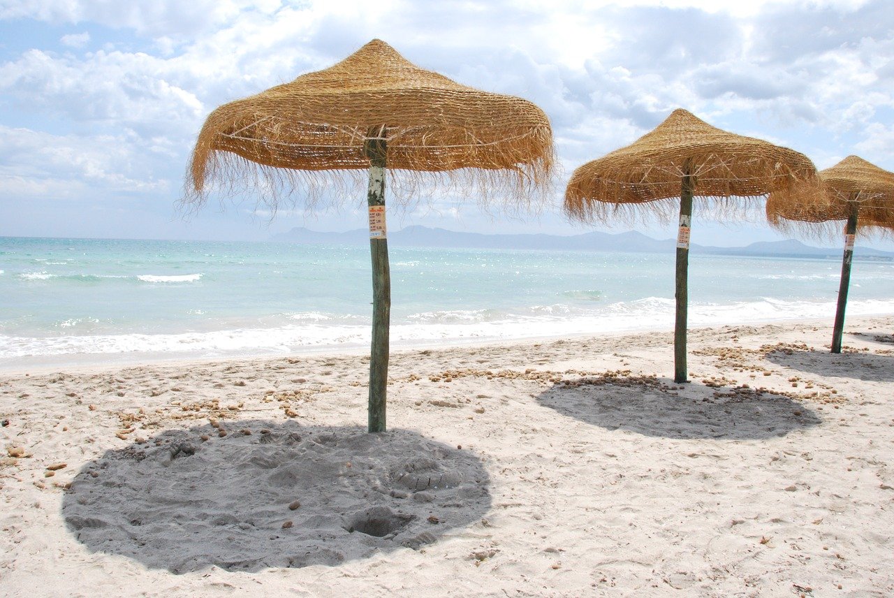 Зонтик на пляже