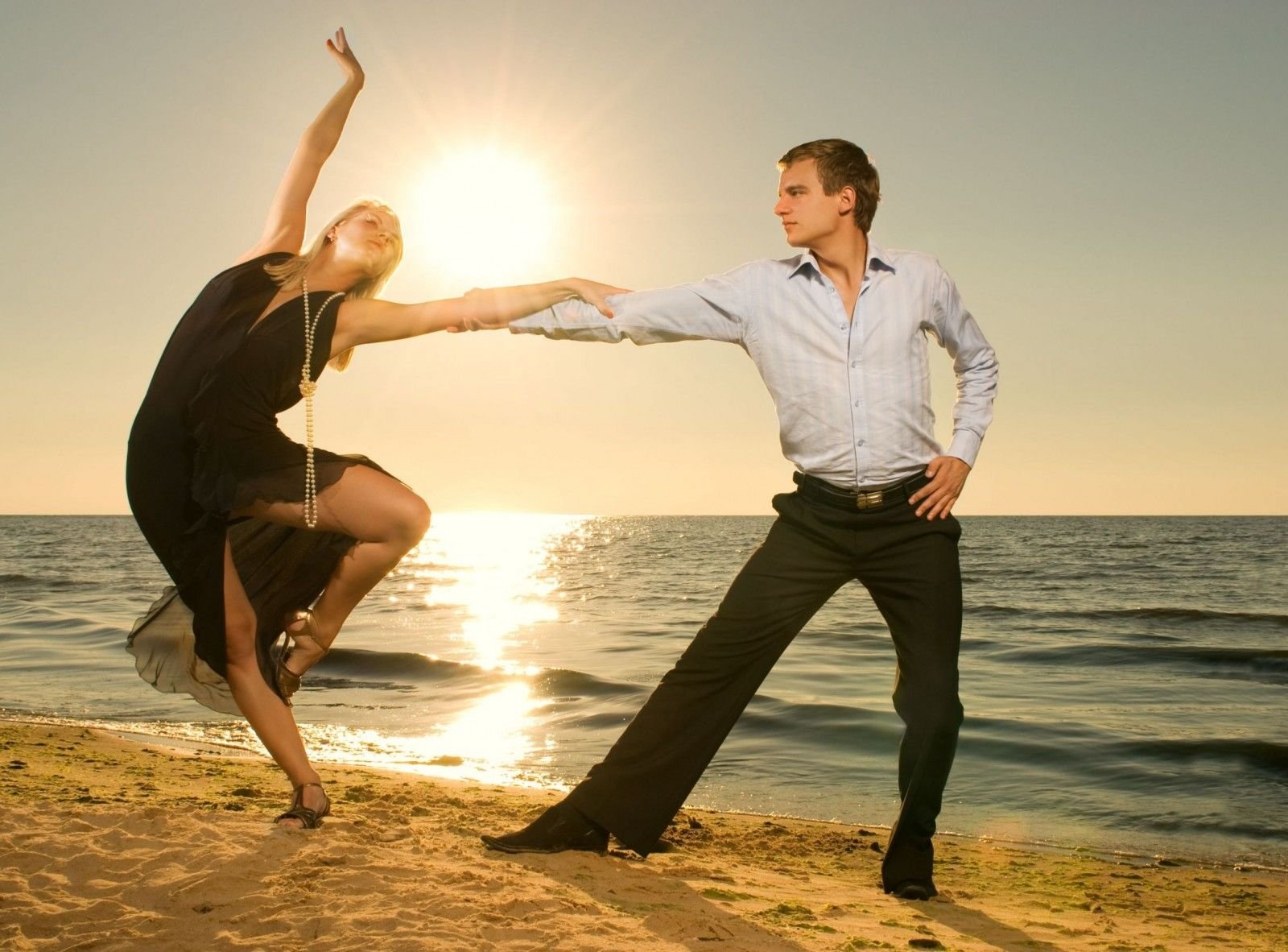 Romance dance. Танцы в паре. Танцы на пляже. Танец мужчины и женщины. Мужчина и девушка танцуют.
