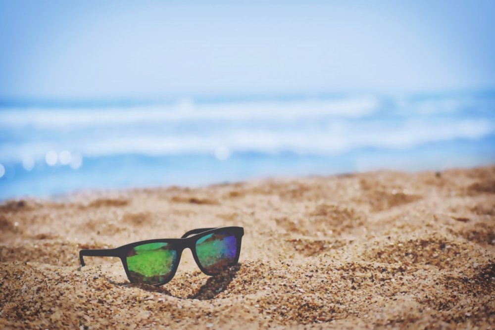 Солнечные очки на песке