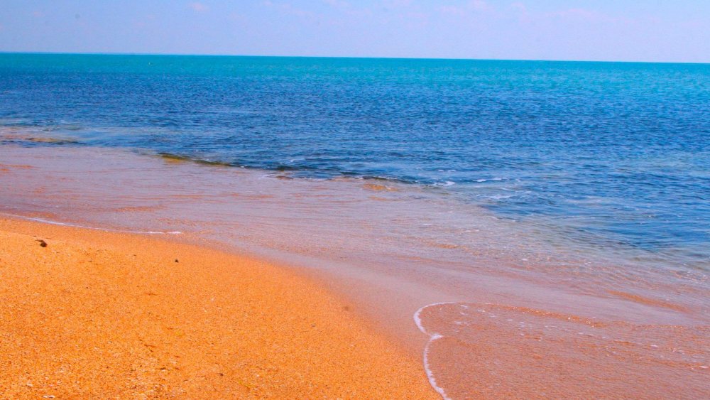 Пляж золотой песок в Феодосии