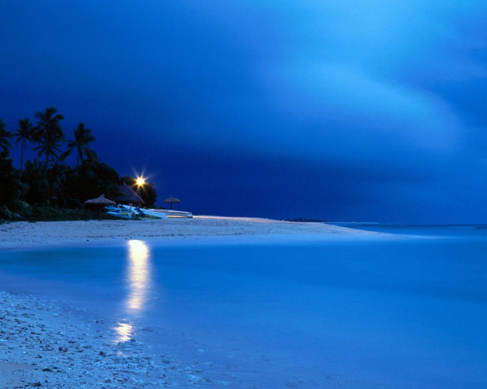 Голубое море ночью