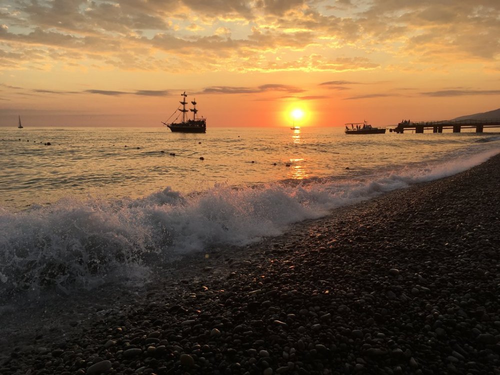 Галечный пляж Абхазия