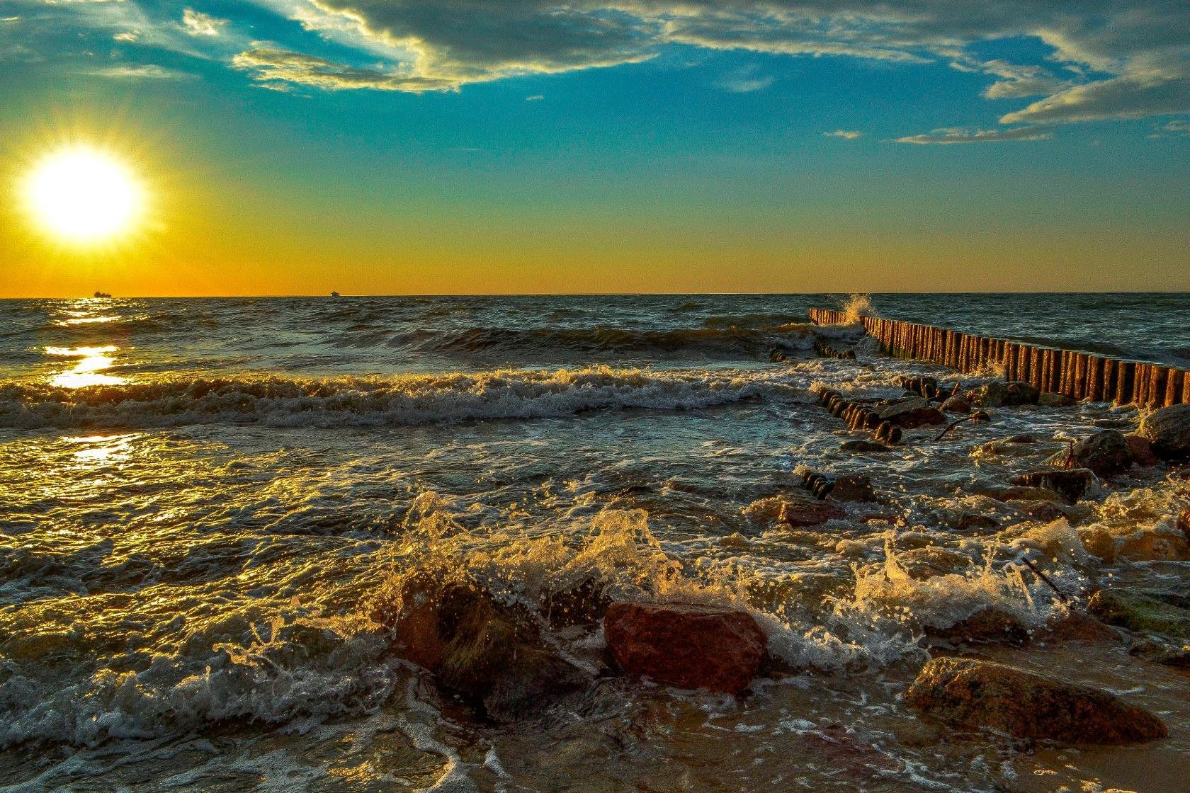 Азовское море балтийское море. 4к Балтийское море Эстония. Балтийское море корбали. Балтийское море Калининград. Янтарь на берегу Балтийского моря.