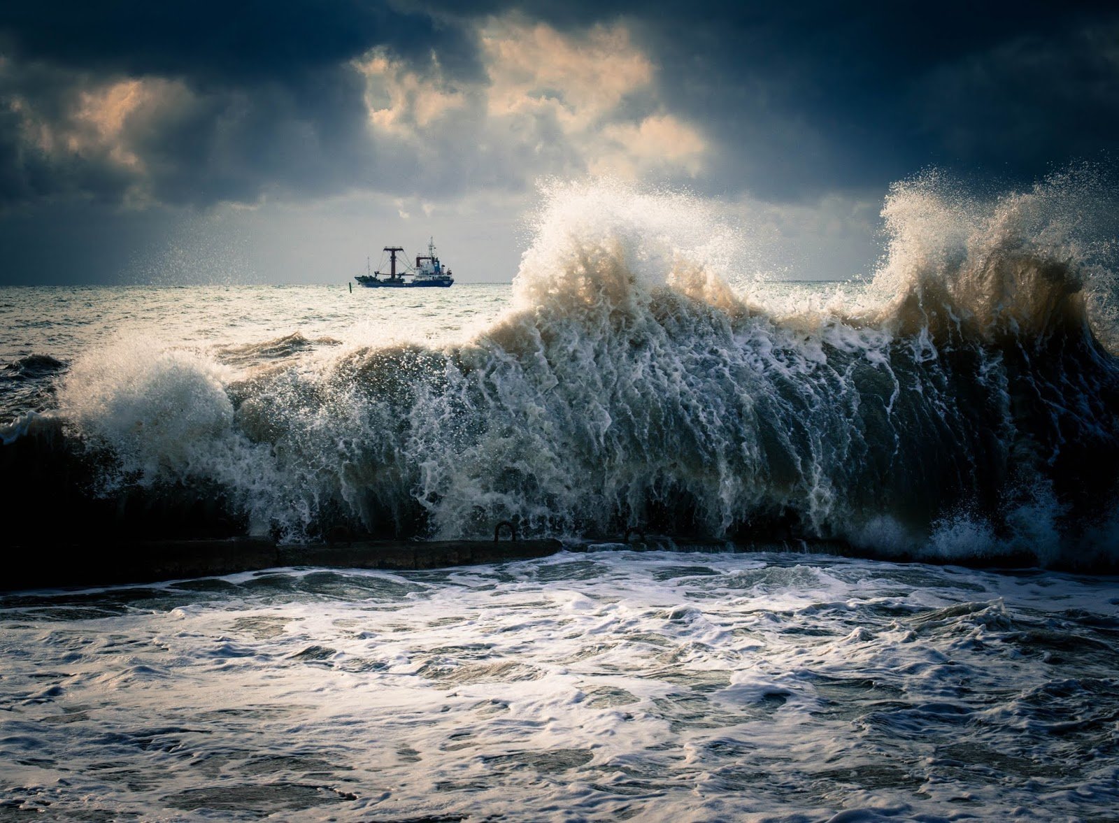 Storm. «Шторм на черном море». Ацвазовский. Балтийское море шторм. Шторм в Северном море. Бурное море.
