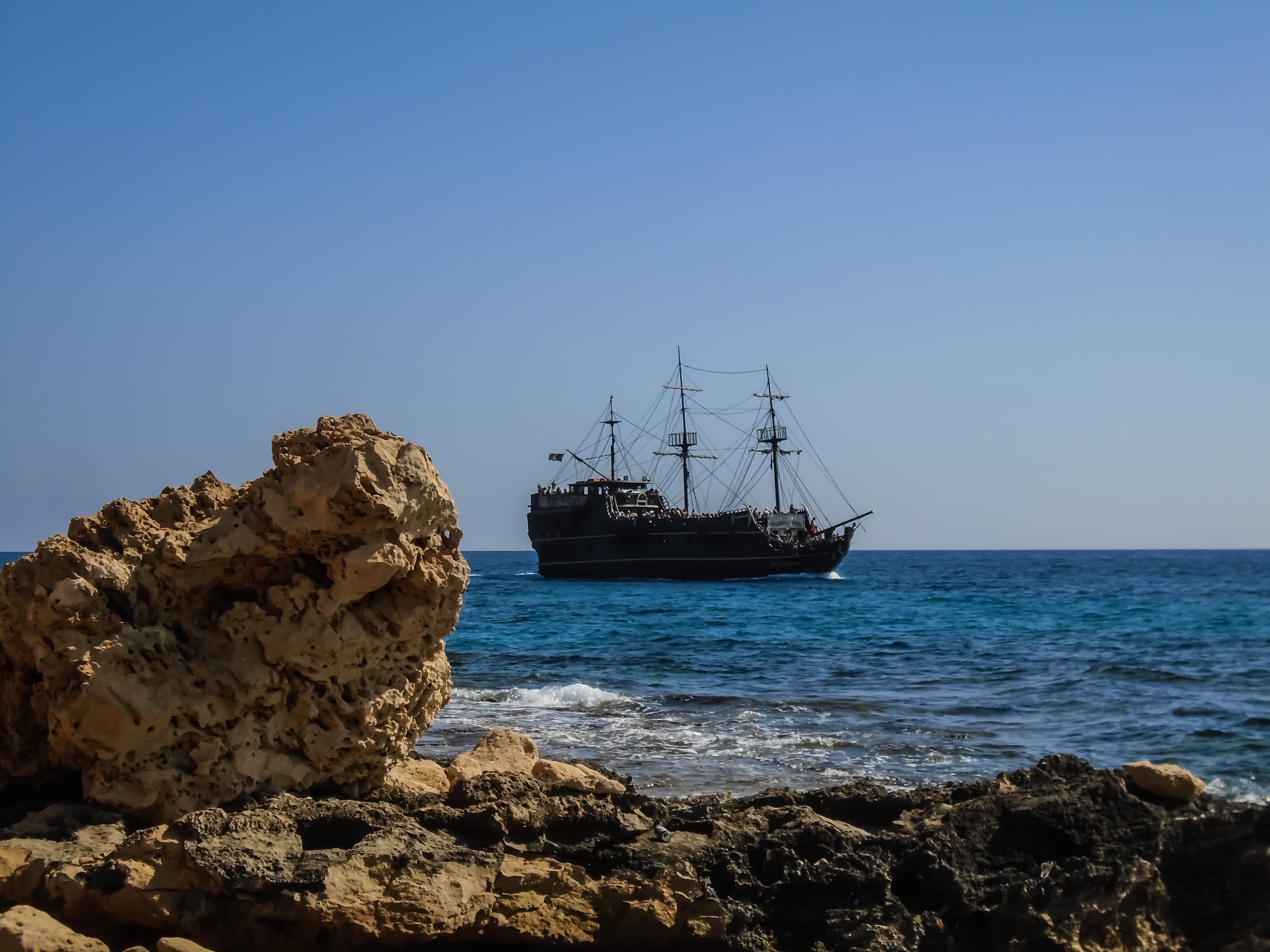 Берег видимый с корабля. Ормидия Кипр. Корабль в море. Парусник в море. Пиратский корабль на берегу.