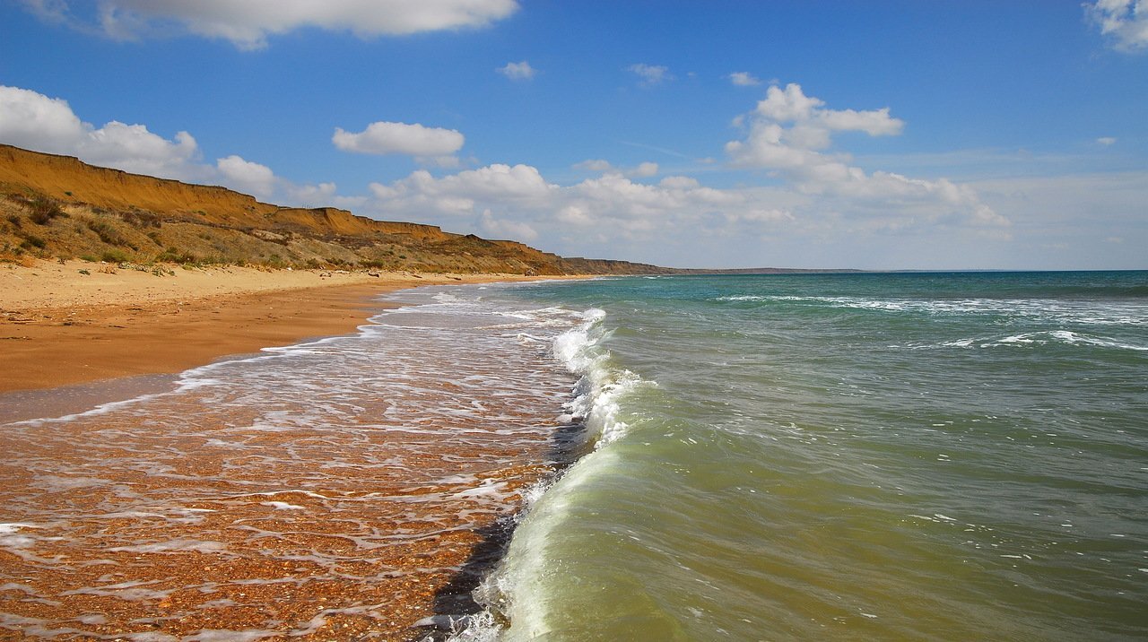 Приморский крым на берегу моря. Пляж Песчаная балка Феодосия. Крым пляж Песчаная Песчаная балка. Песчаная балка Приморский Феодосия. Азовское море Кучугуры море.