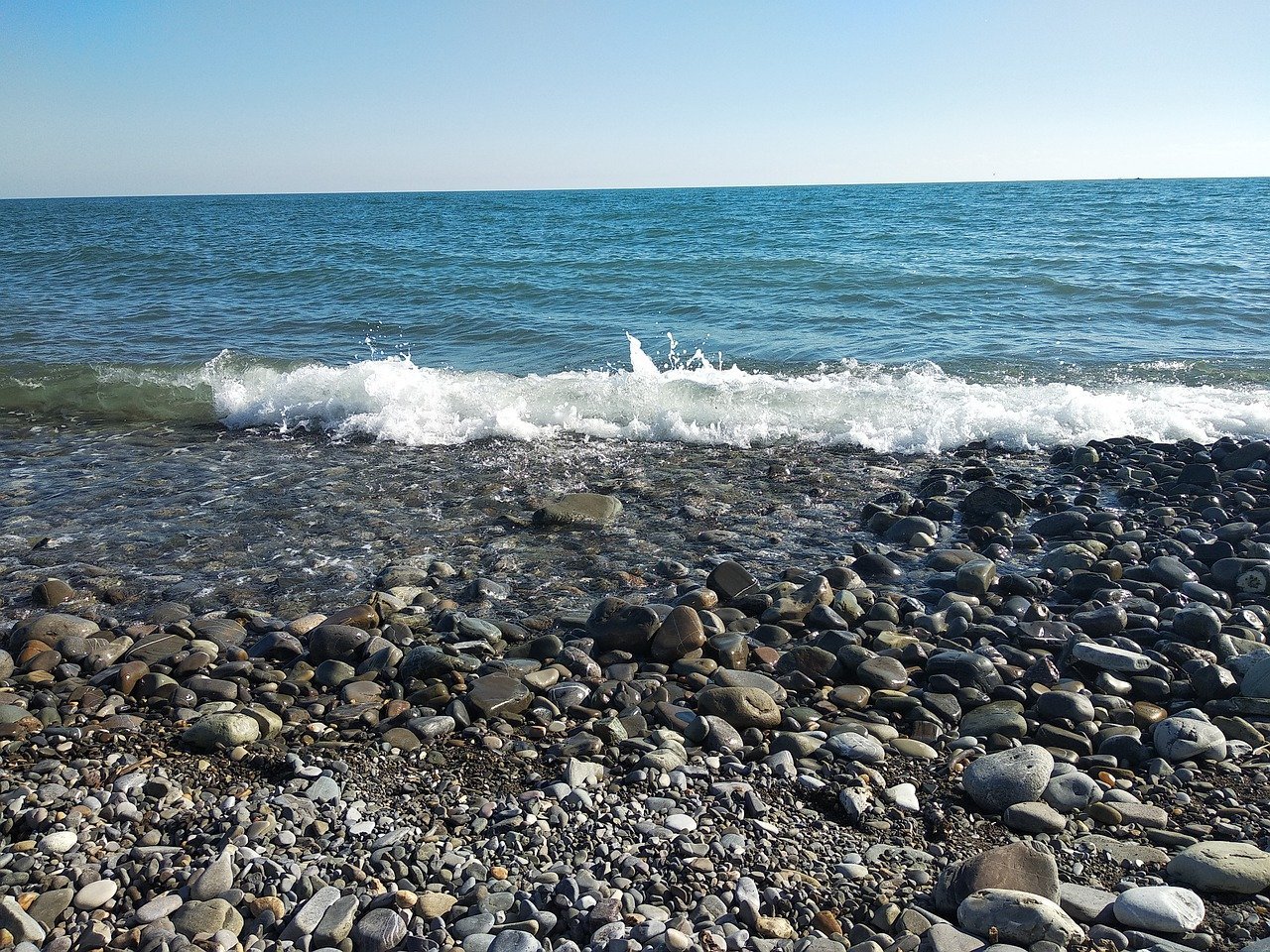 Сейчас вода в море в лазаревском. Черное море Лазаревское. Черное море Лазаревское фото. Азовское море Лазаревское. Побережье черного моря Лазаревское.