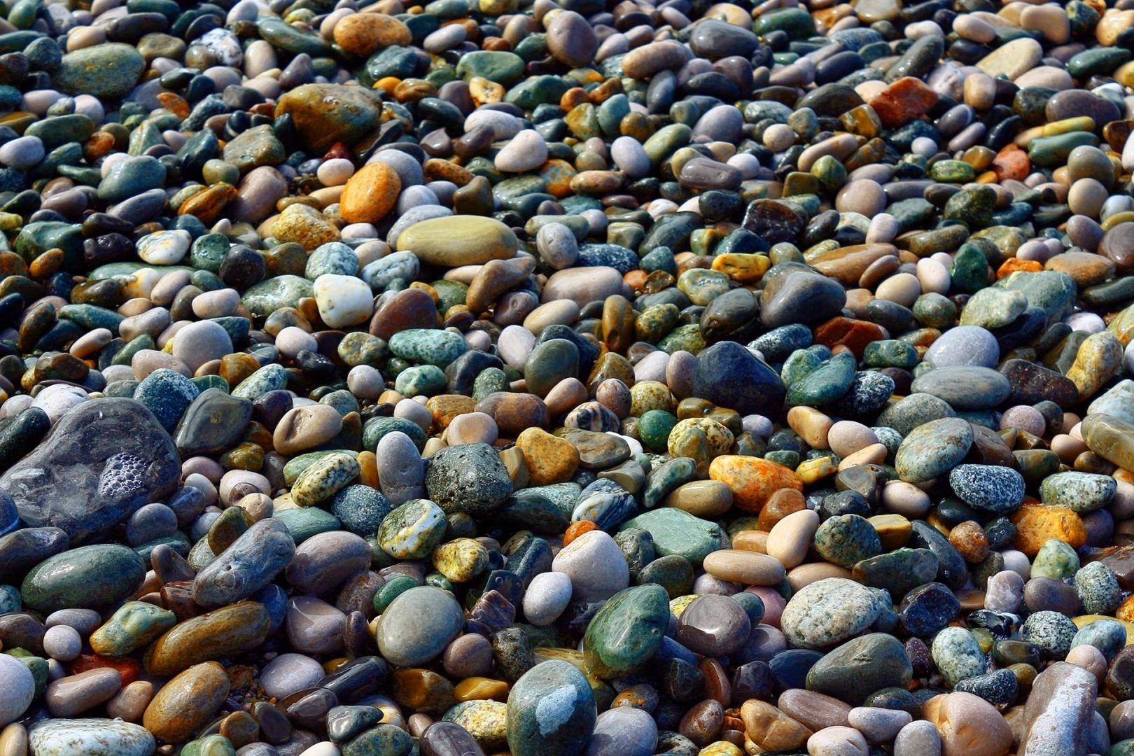 Валуны галька. Камни морская галька. "Золотые камушки" Байкала. Разноцветная морская галька. Цветные камешки.
