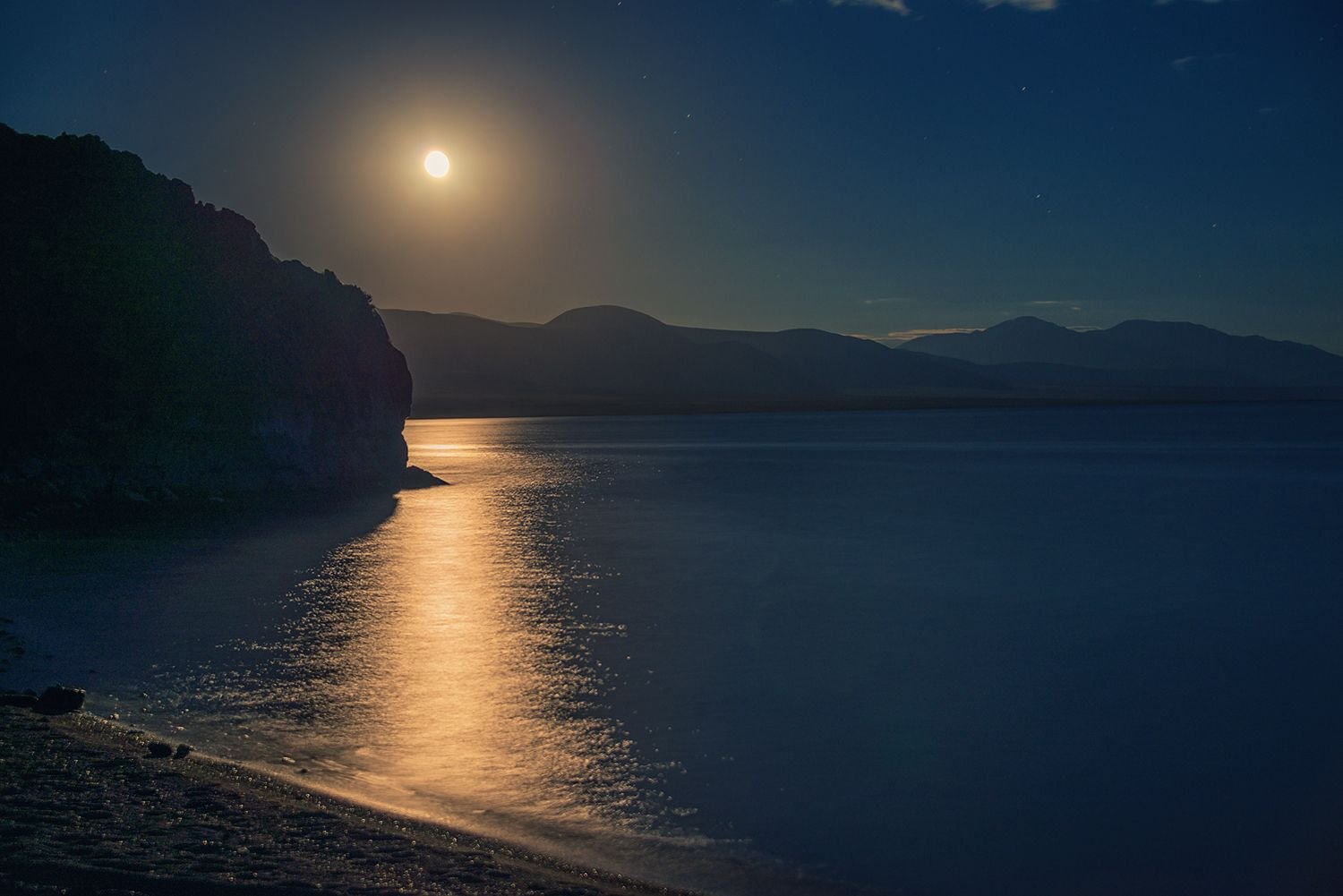 Луна озера ночи. Фирвальдштетское озеро лунный свет. Фирвальдштетское озеро. Фирвальдштетское озеро ночью. Фирвальдштетского озера в лунную ночь.