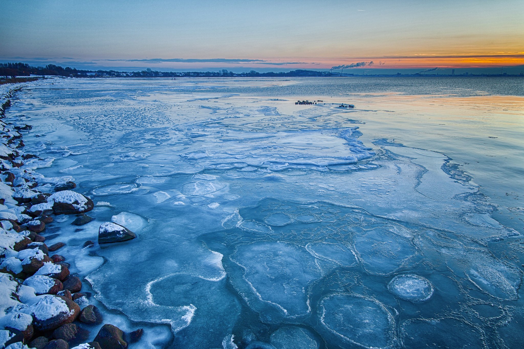 Холодное море. Снежное море. Ледяной берег. Ледяное море.