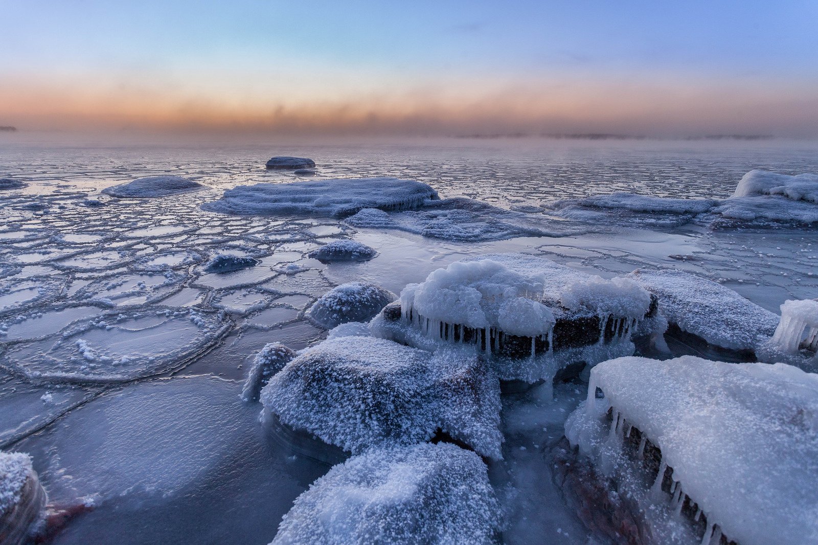 Замерзает ли японское море. Замерзшее море. Японское море зимой замерзает. Замерзшее море во сне. Замерзшее море пасмурно.