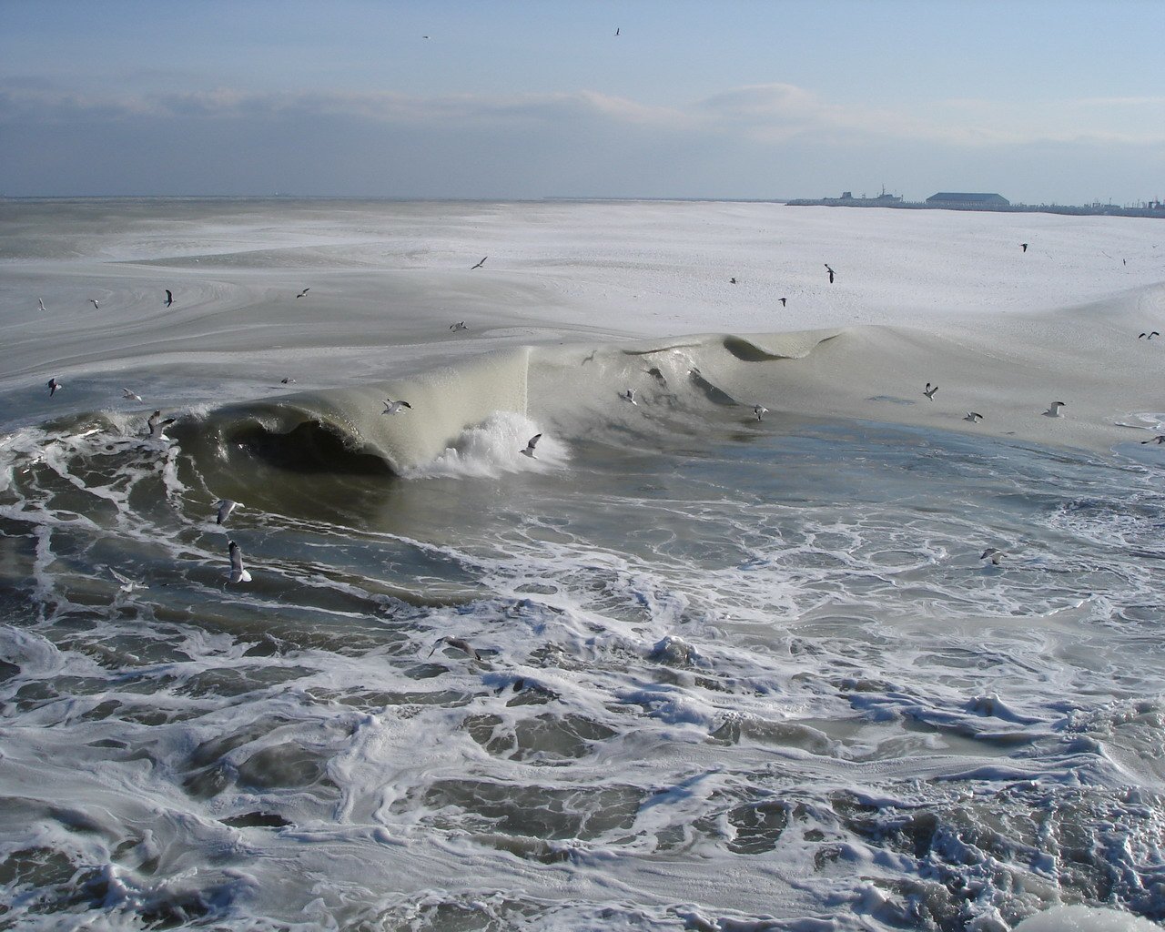 Замерзают ли озера. Застывшие волны Азовское море. Замерзшее море. Замерзшие волны. Замерзшие волны на море.