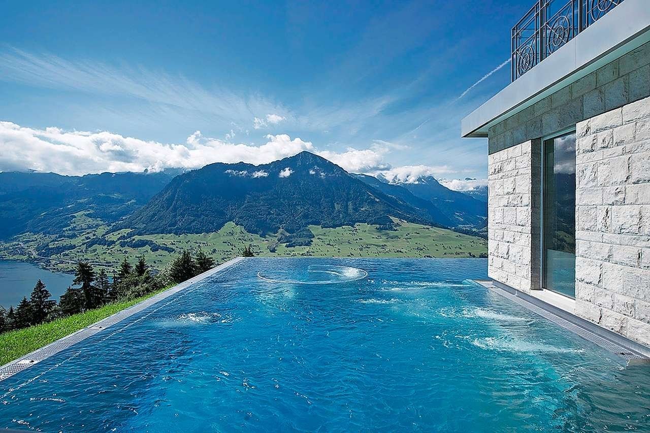 дом с бассейном в горах