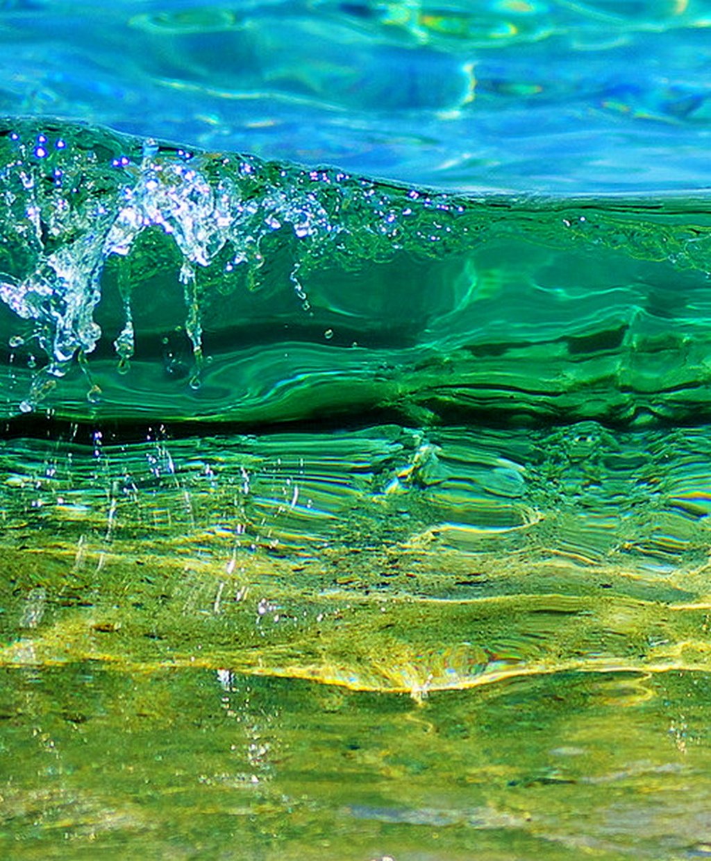 Материалы в морской воде. Бирюза изумруд цвет воды. Прозрачная вода море. Зеленое море. Зеленая вода.