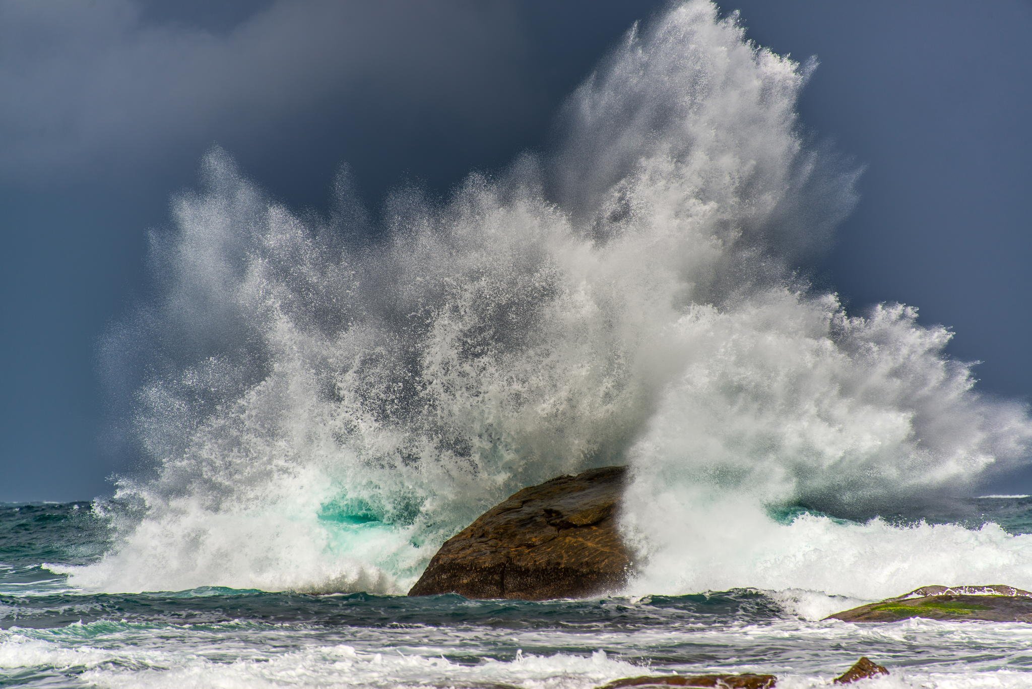 Берег океана в шторм. Португалия-скалы шторм. Тенерифе шторм. Бушующее море. Море шторм берег.