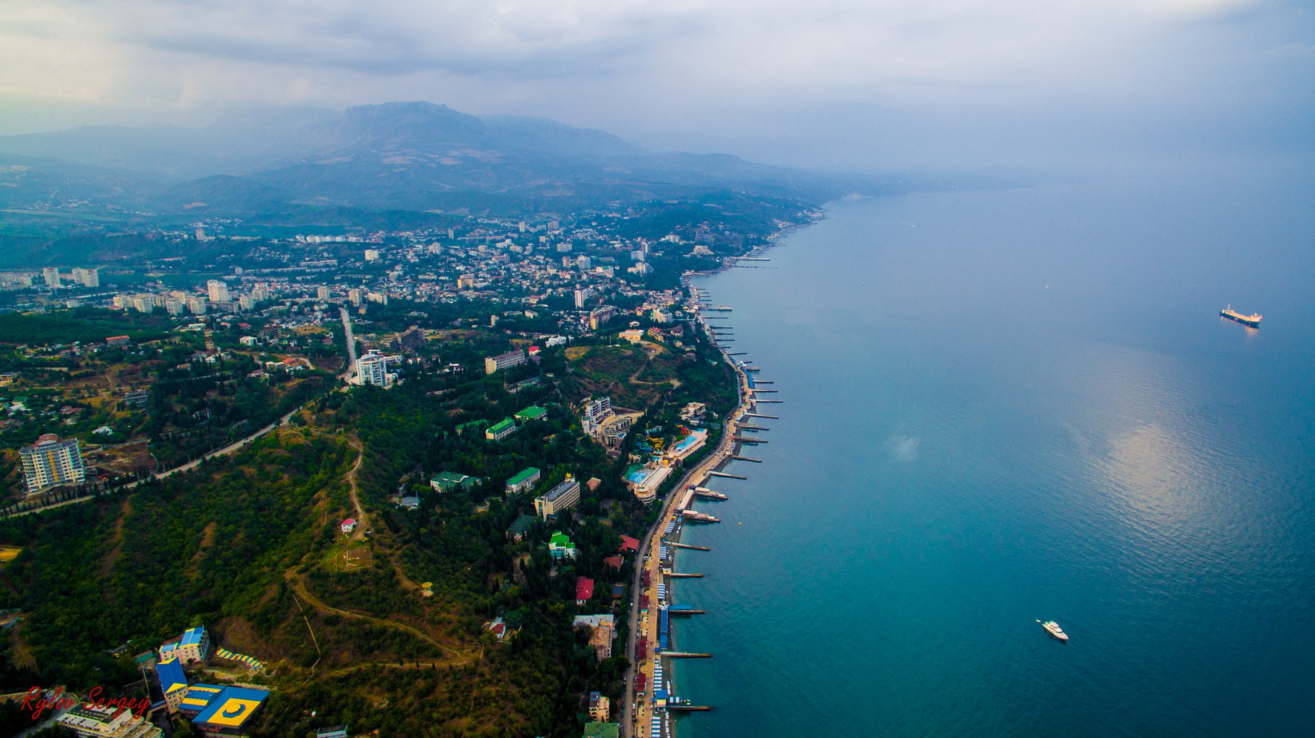 вид на алушту с моря