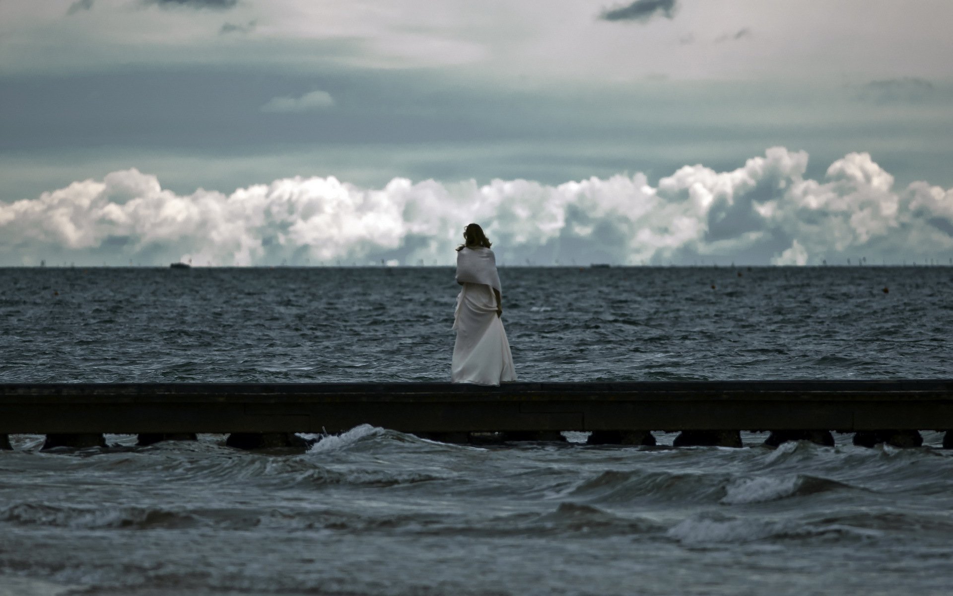 Море познанное. Море грусть. Женщина на море. Одиночество на берегу моря. Девушка море грусть.
