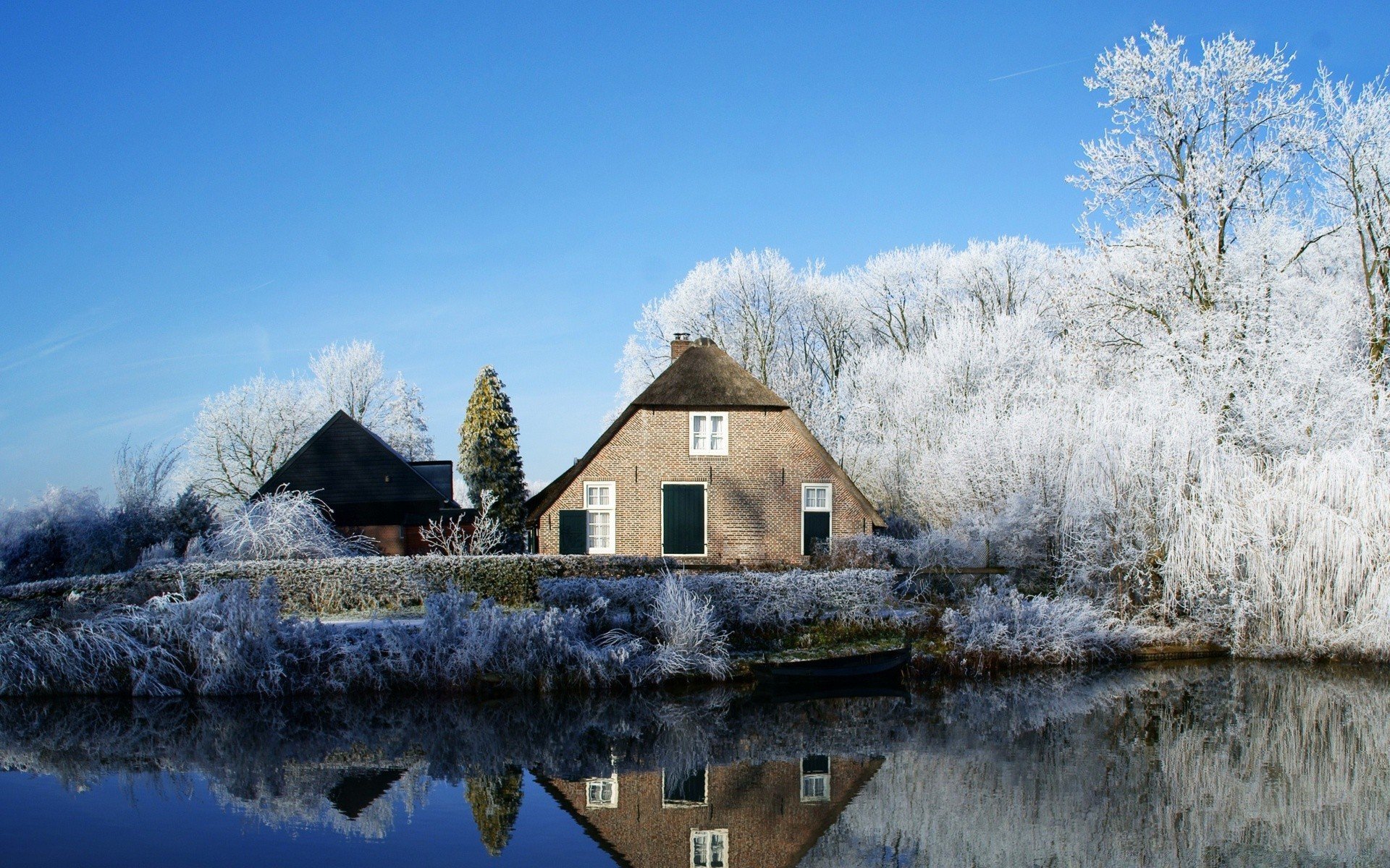 Дом у озера зимой