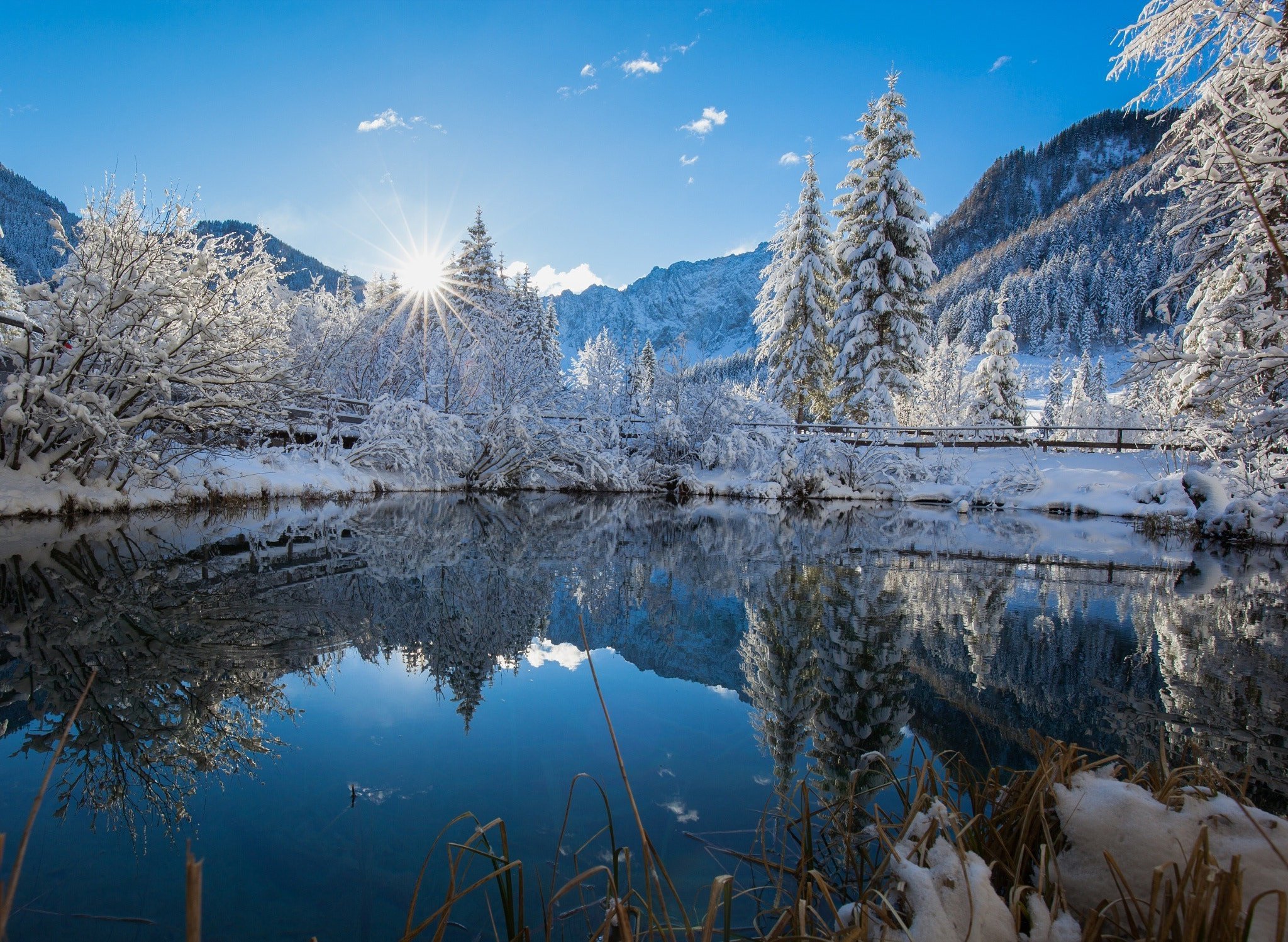 Природа зима красота. Зимние горы. Зимняя красота. Зима озеро. Природа зима горы.