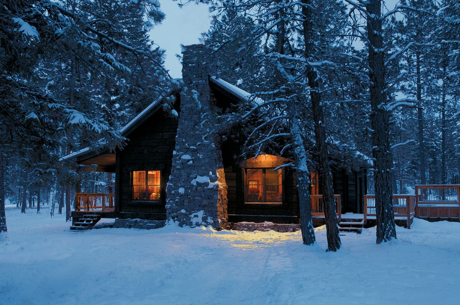 Деревянный дом снег. Домик в зимнем лесу. Домик в лесу зимой. Дом в лесу зимой. Домик в Снежном лесу.