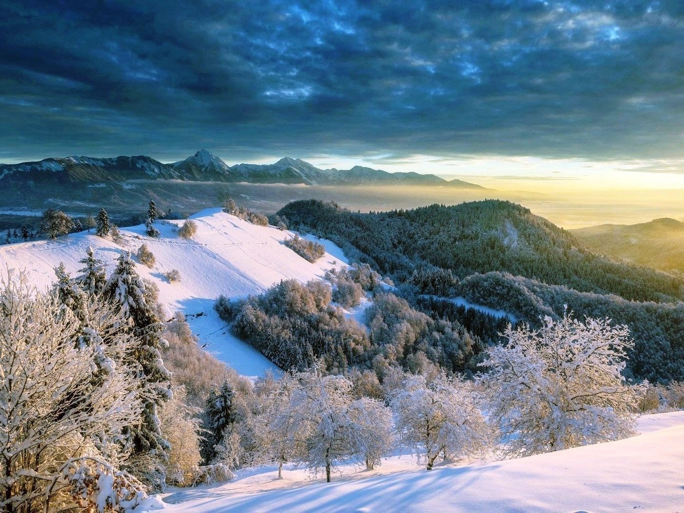 Зимний пейзаж с горами