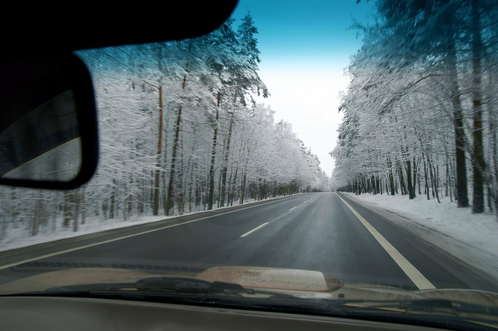 Снежная Ноябрьская дорога, вид через окно машины