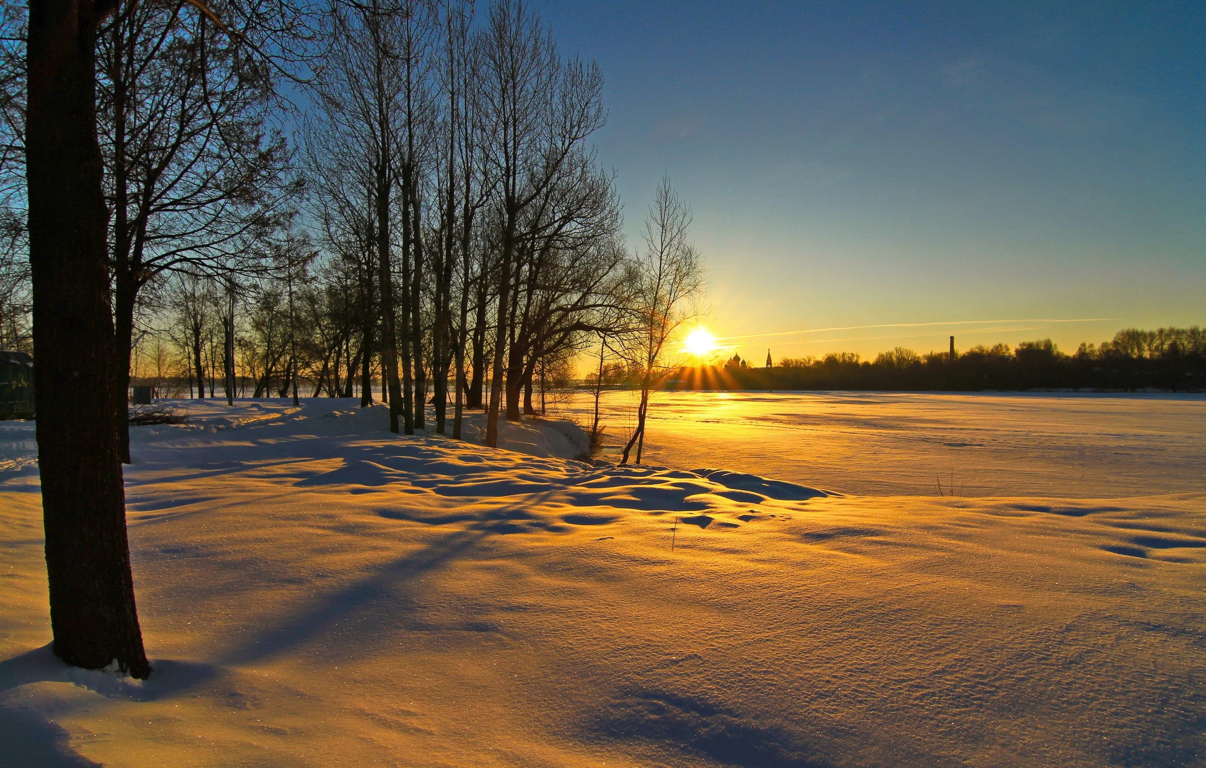Солнце заходит зимой. Зимний рассвет. Рассвет зимой. Восход зимой. Закат зимой.