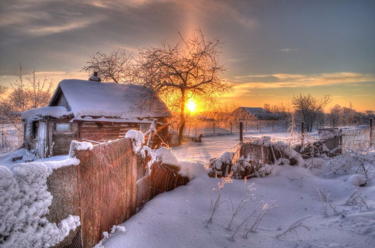 Деревенский домик зимой - 68 фото