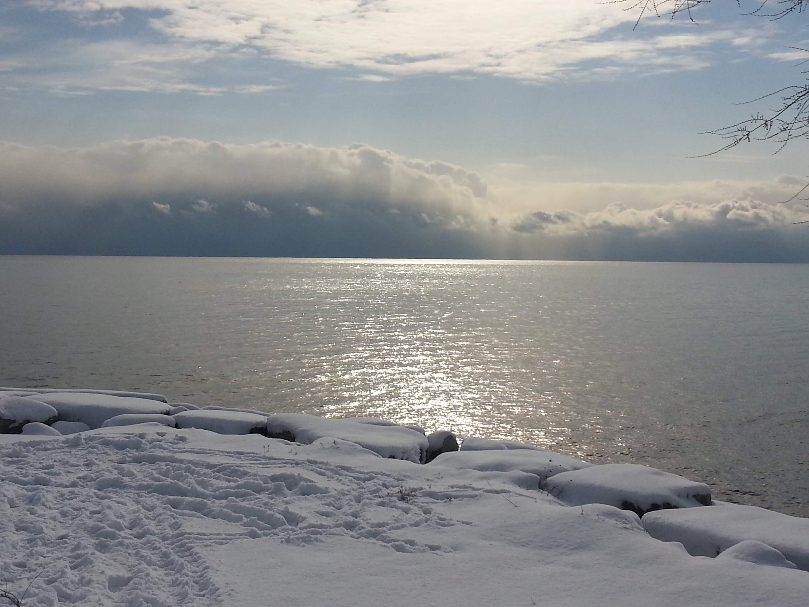 Вид холодно. Море зимой. Море зимой фото. Черное море зимой. Белое море зимой.