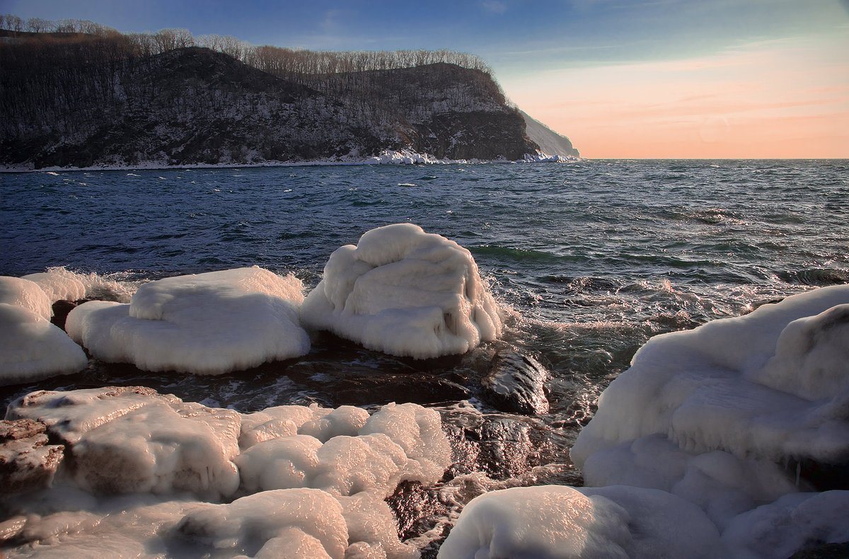 Черное море зимой. Море Лаптевых зимой. Кусочек моря зимой. Зимнее море в Новомихайловке. Фото России красивые море зимой.