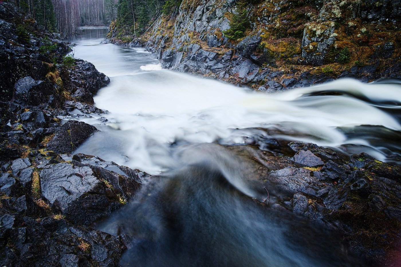 Карелия водопады. Водопад Кивач в Карелии. Молочный водопад Карелия. Водопад в Карелии Кивач весной. Водопад Мянтюкоски.