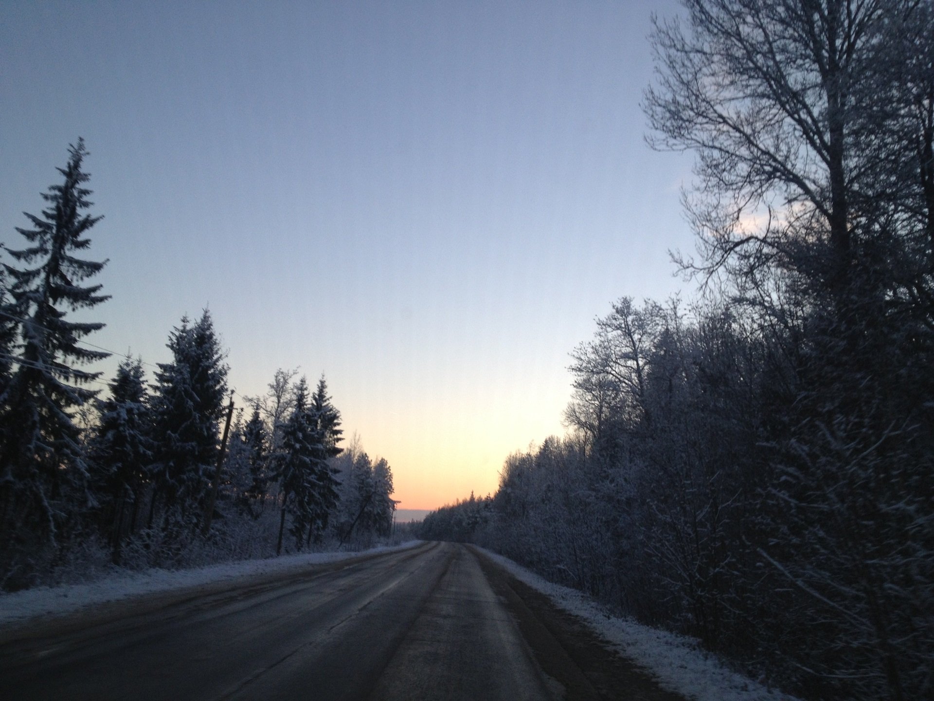 Зимнее утро дорога. Дорога зима ночь. Зима дорога лес. Вечер дорога зима лес. Дорога в лесу.