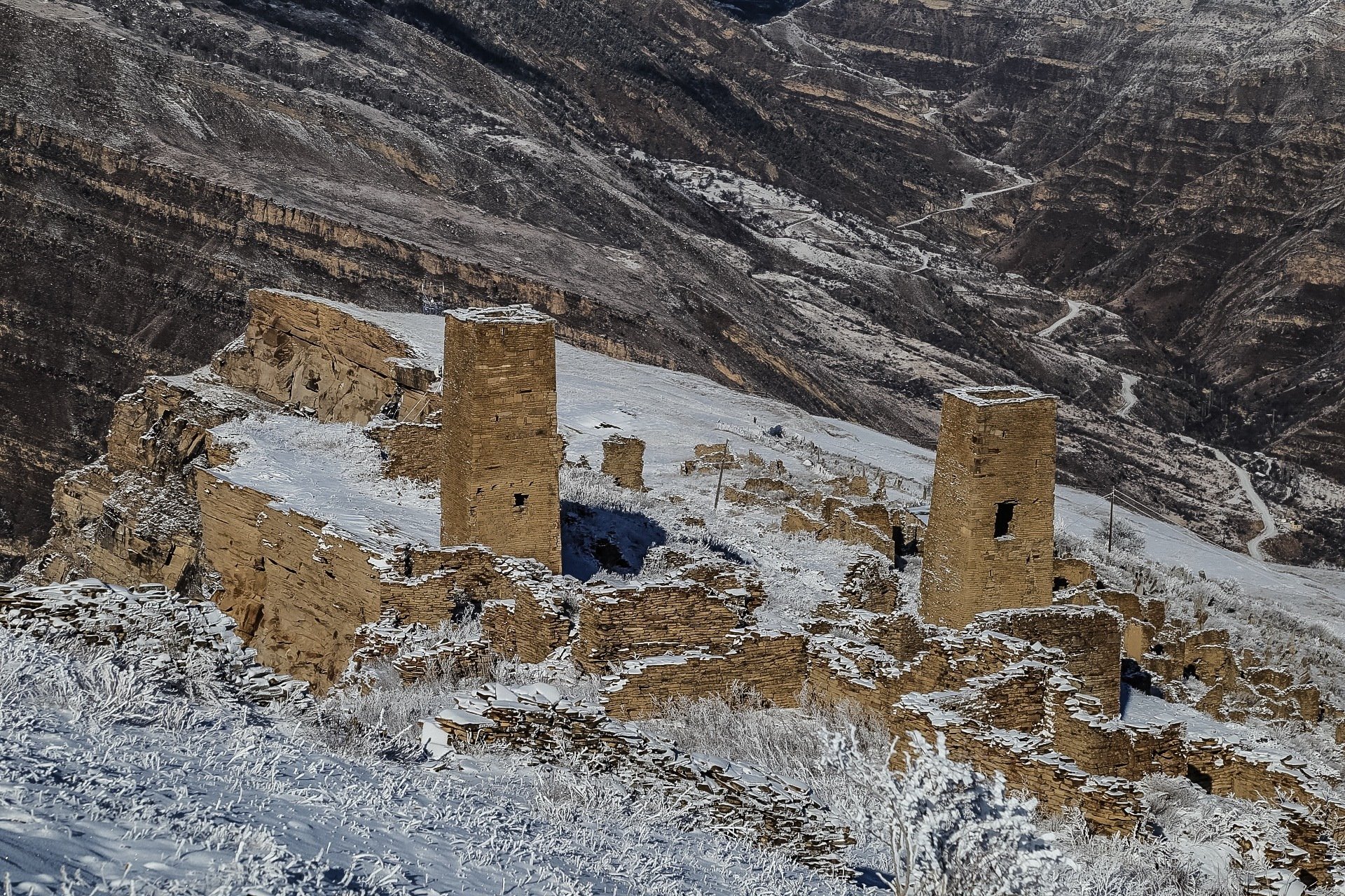 Зима в дагестане. Шамильский район Гоор зима. Старый Гоор Дагестан. Гоор и Кахиб зимой. Башни Гоор Кахиб зимой.