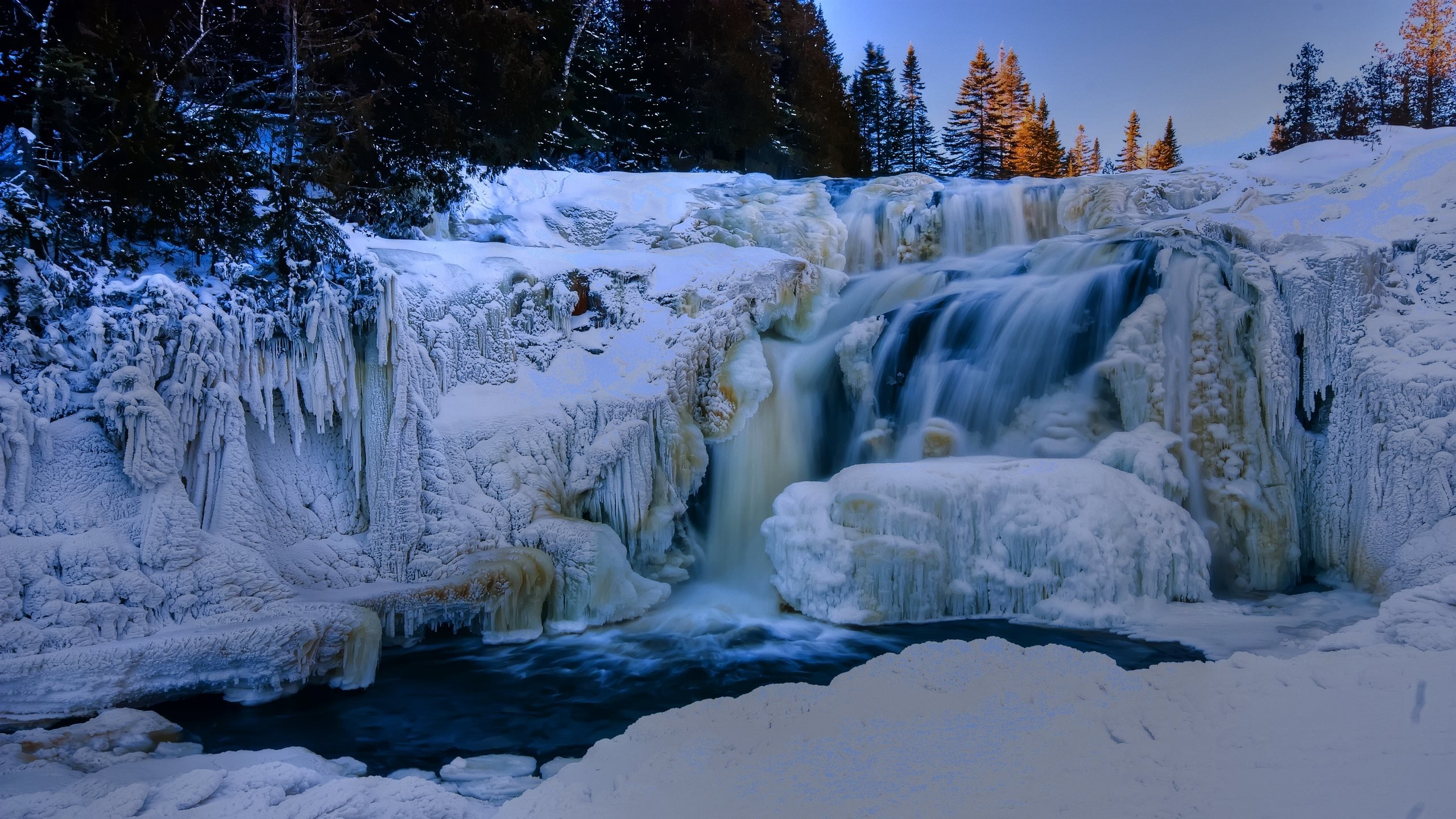 Зима фото водопад. Замерзший водопад Abiqua, Орегон США. Замерзший водопад Фенг. Плитвицкие озёра Хорватия зимой. Карелия водопады Рускеала.