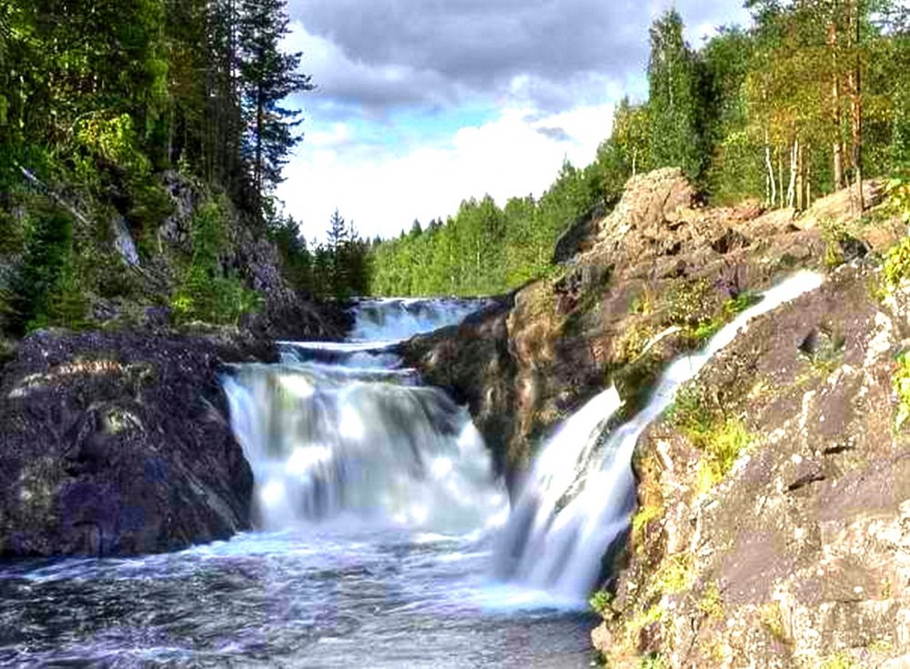 Равнинный водопад в Карелии