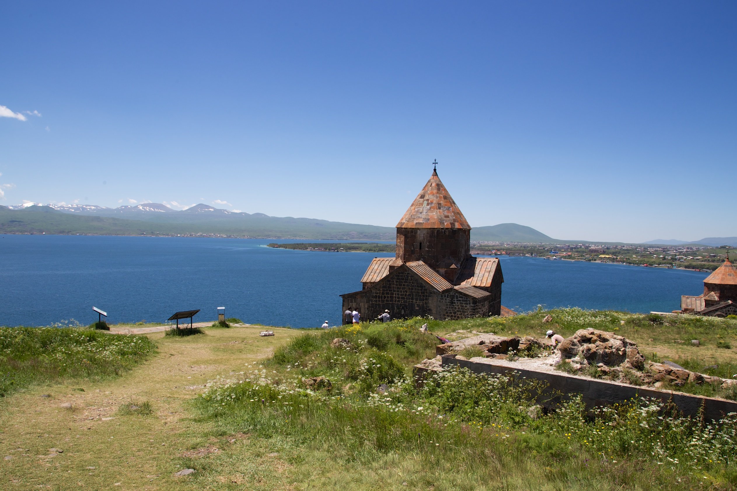 Кредит севан. Озеро Севан. Ереван озеро Севан. Высокогорное озеро Севан. Севан Ахтамар монастырь.