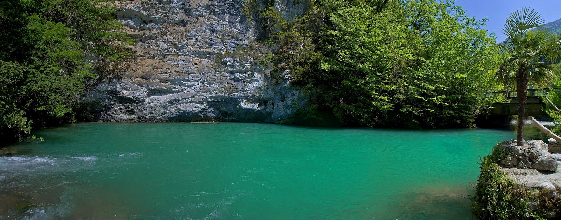 Голубые абхазии. Голубое озеро Абхазия панорама. Первозданное голубое озеро Абхазия. Голубое озеро Адлер. Голубое озеро Абхазия осень.