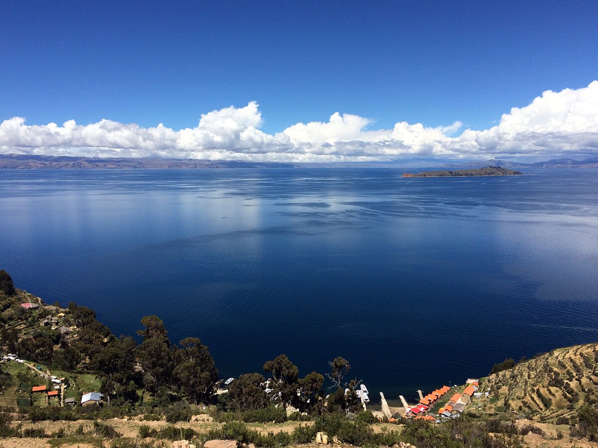 Большое пресноводное озеро в латинской америке. Озеро Титикака Перу. Боливия озеро Титикака. Южная Америка озеро Титикака. Высокогорное озеро Титикака.