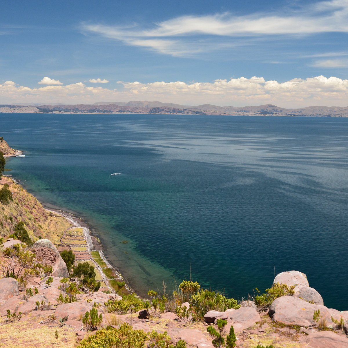 Озеро титикака в южной америке. Боливия озеро Титикака. Высокогорное озеро Титикака. Южная Америка озеро Титикака. Озеро в Латинской Америке Титикака.