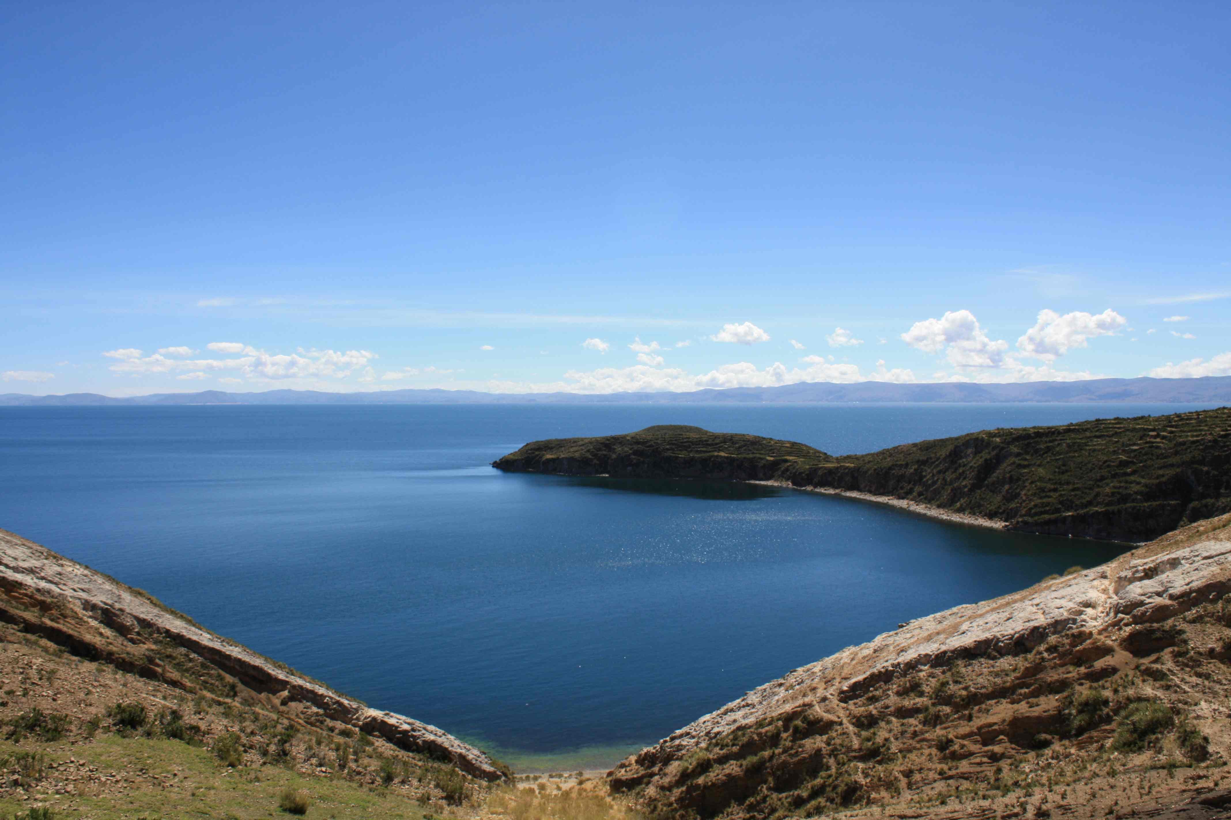 Высочайшее судоходное озеро. Озеро Титикака. Высокогорное озеро Титикака. Боливия Титикака. Боливия озеро Титикака.