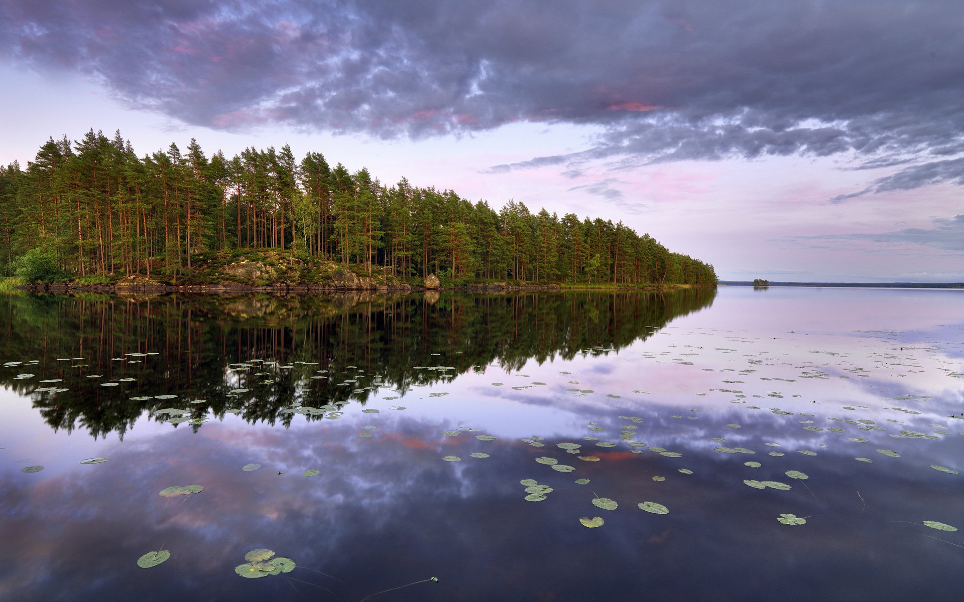 Озеро верна. Озеро БОЛЬМЕН Швеция. Озеро Оснен Швеция. Озеро Меларен Швеция. Озеро Веттерн Швеция.