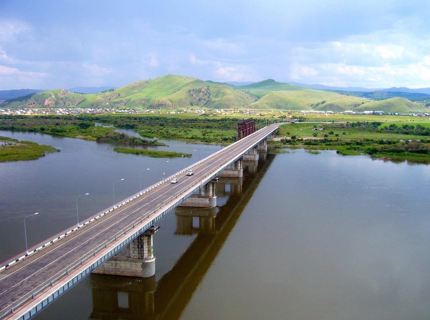 Улан удэ расположен на реке. Река Селенга в Улан Удэ. Улан Удэ река Селенга мост. Мост через реку Селенга Улан-Удэ. Река Селенга мост.