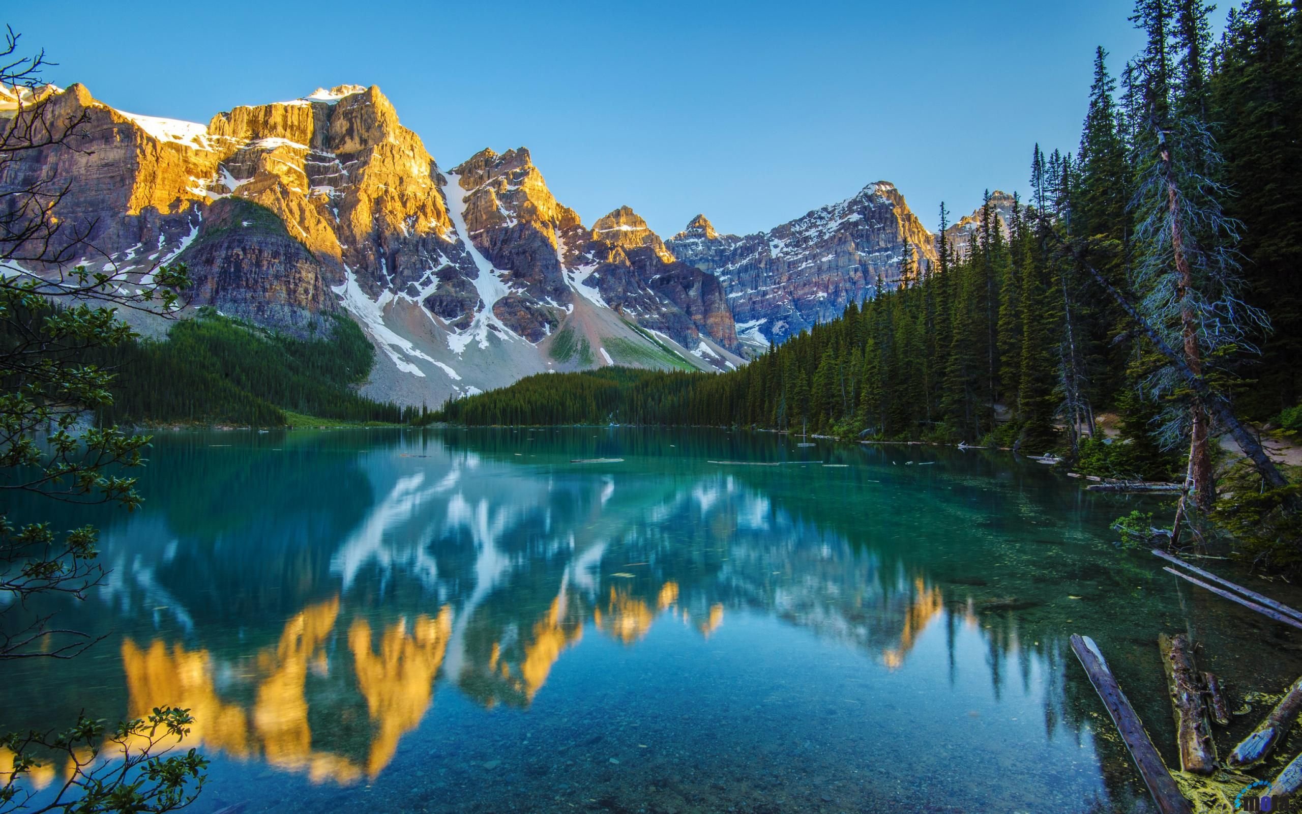 Картинки на рабочий экран. Озеро Морейн в Канаде. Озеро Морейн панорама. Горное озеро. Природа горы озеро.