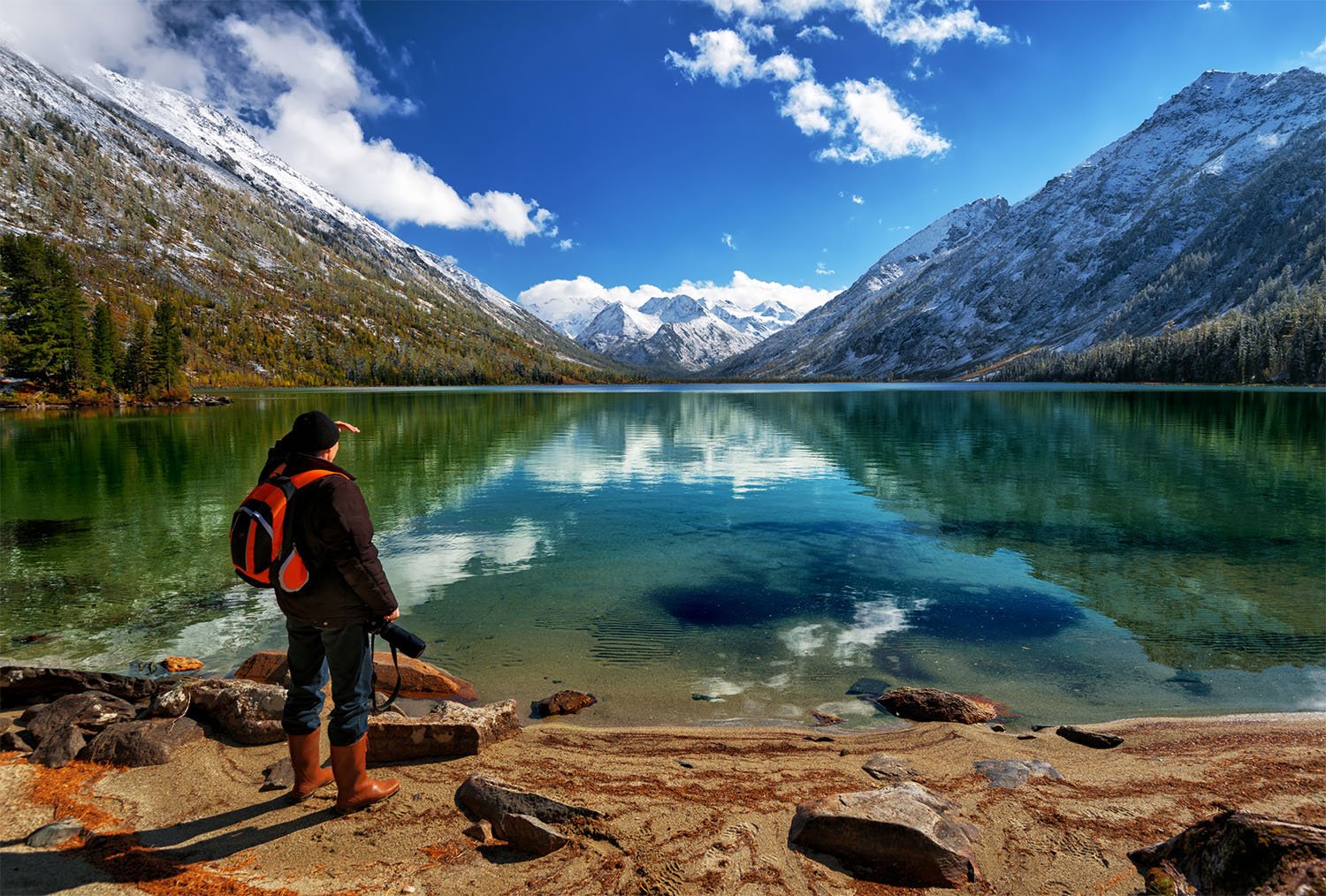 Туристы отдыхают на озере. Мультинские озера Алтай. Мультинские озера туристы. Экскурсии на Мультинские озера в Горном Алтае. Поход на Мультинские озера.