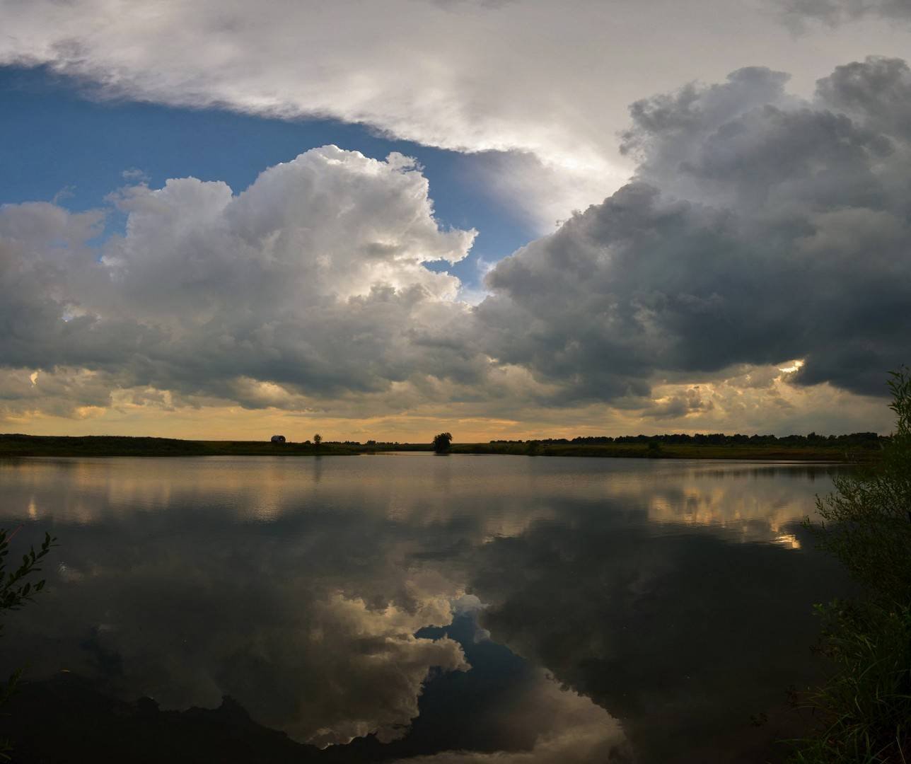 Отражение облаков в реке пейзаж