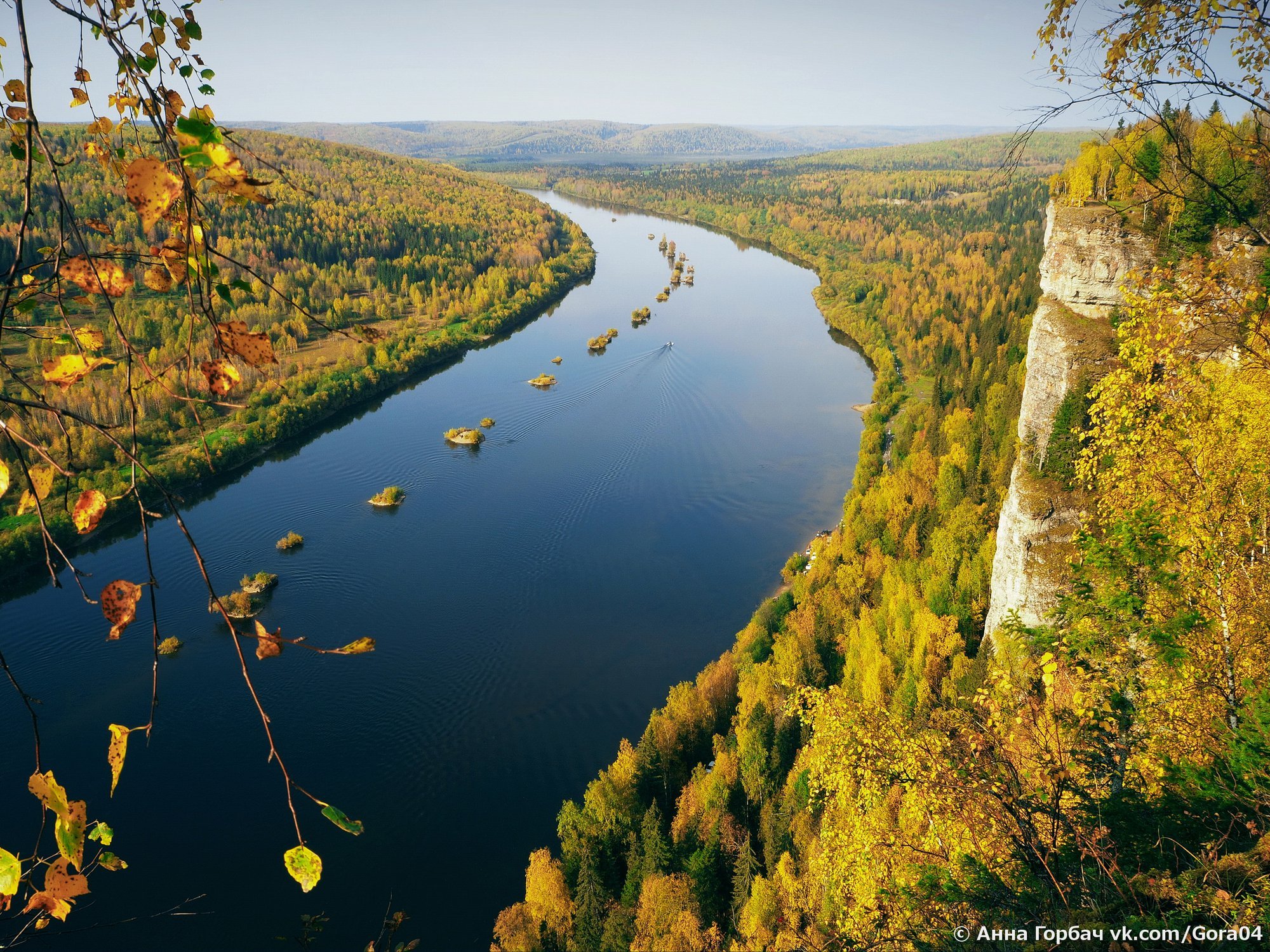 Пермь красновишерск. Природа Вишера Пермский край. Речка Вишера Пермский край. Река Вишера Пермский. Полюд Ветлан Вишера Золотая осень.