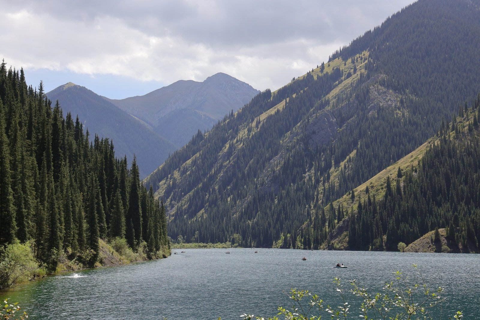 Озеро Кольсай фото девушка