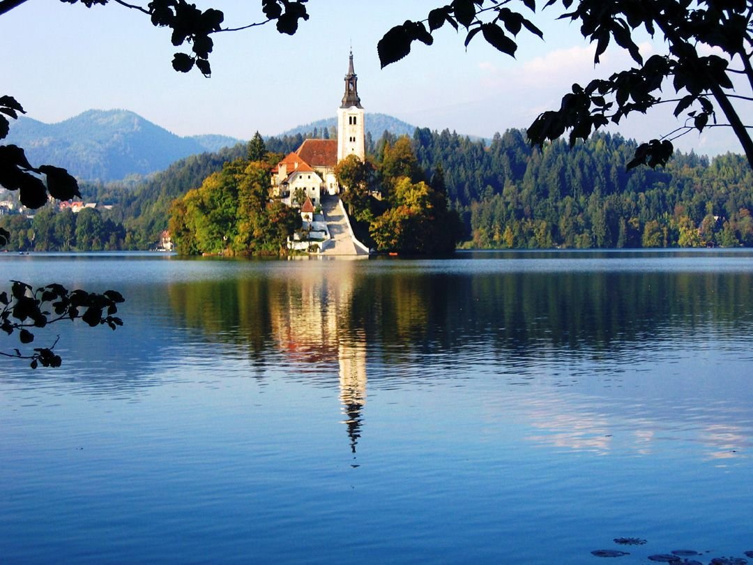 Словения. Бледское озеро Словения. Озеро блейскою Словения. Замок на озере Блед в Словении. Словакия озеро Блед.