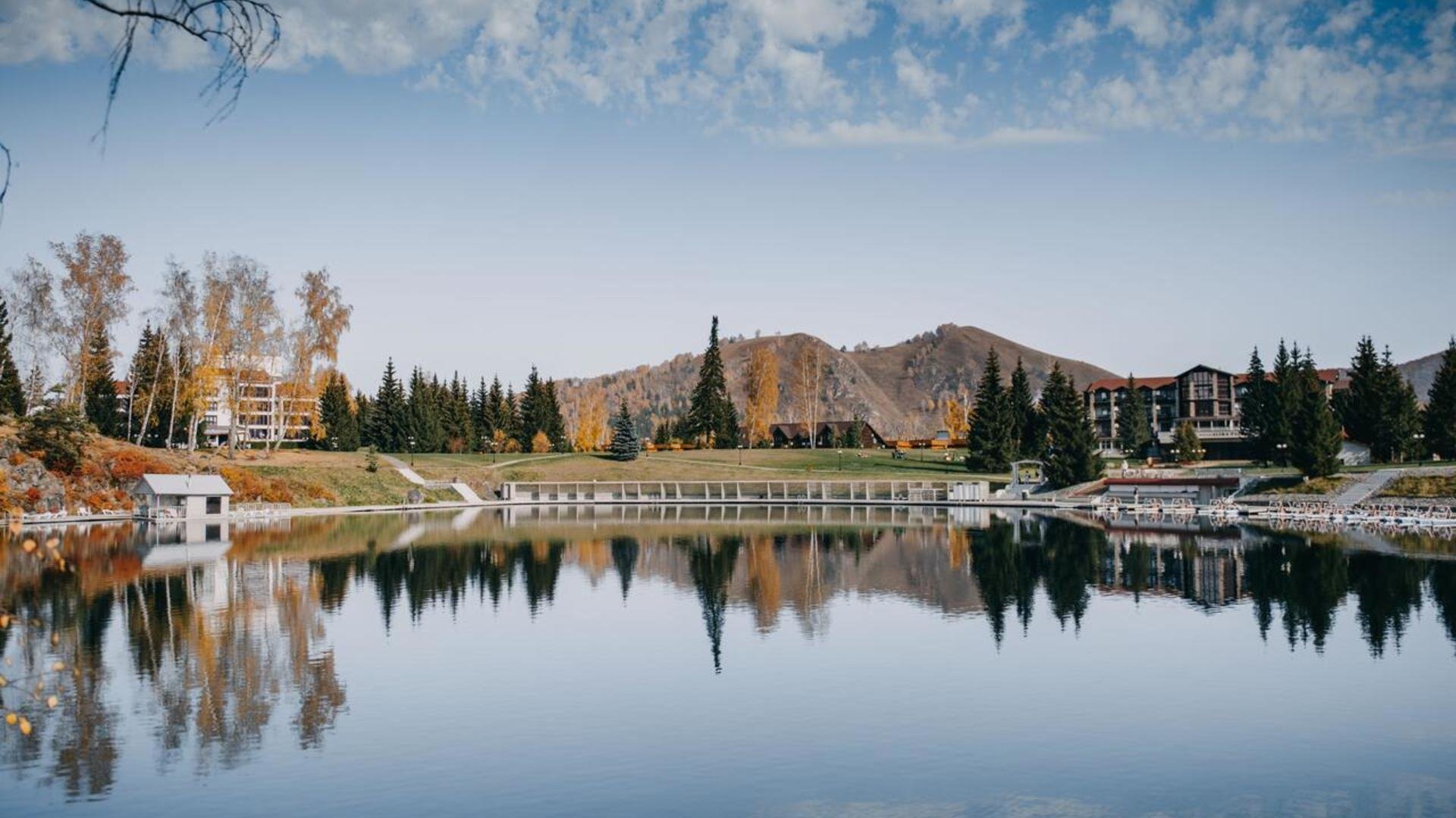 Озеро айя. Озеро Айское горный Алтай. Гостиницы на озере ая горный Алтай. Парк отель озеро ая. Катунь озеро ая.